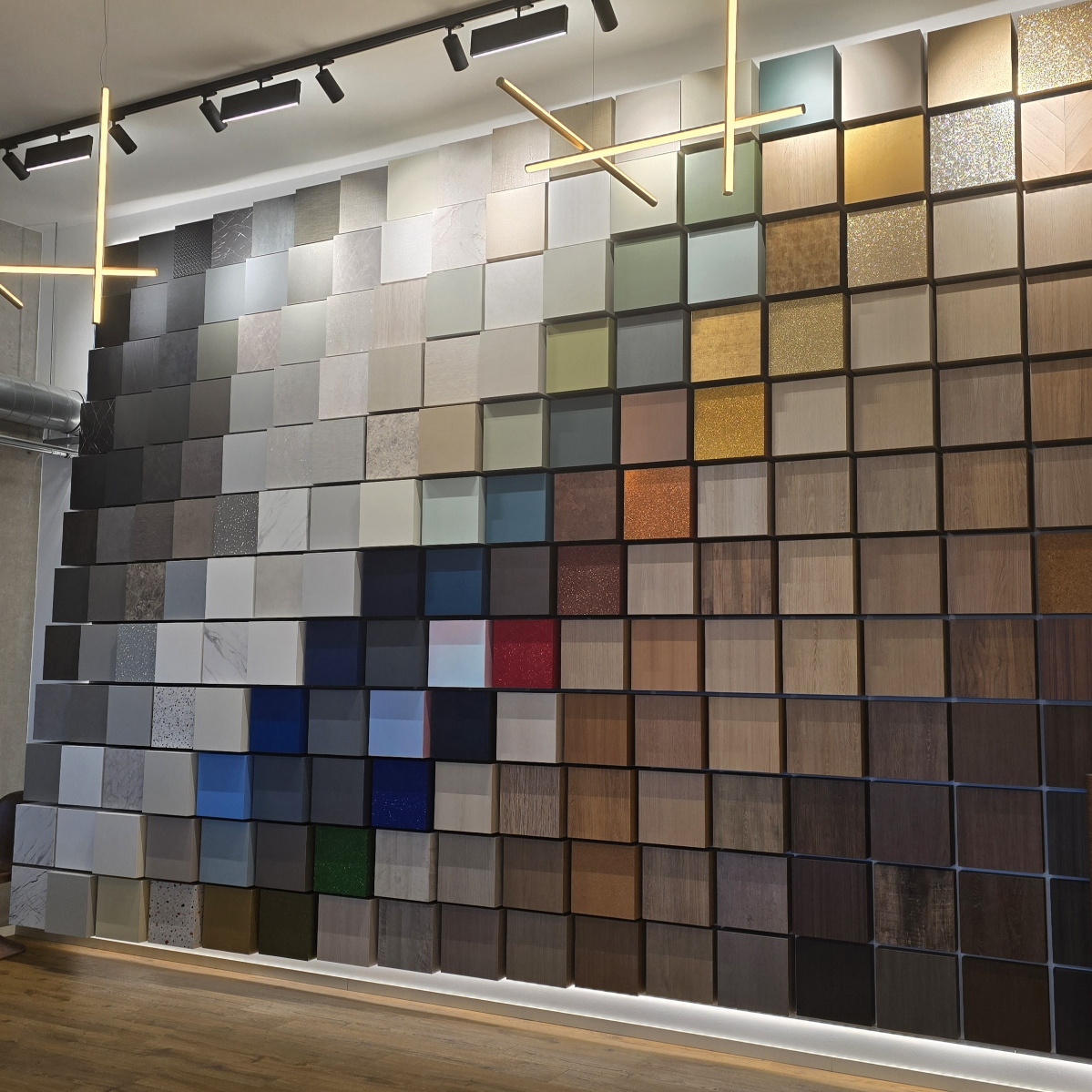 Mur d’échantillons de matériaux et finitions bois pour aménagement sur mesure par Essence de Bois à Brive-la-Gaillarde