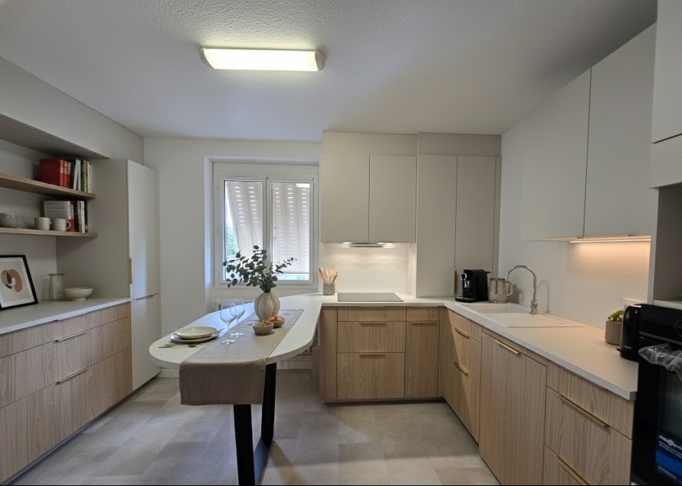 Cuisine sur mesure en bois et blanc avec îlot central réalisée par Essence de Bois à Brive-la-Gaillarde