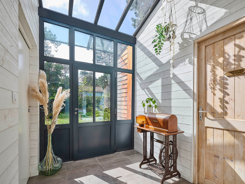 Entrée de maison avec menuiserie verrière sur mesure en aluminium et bois réalisée par Essence de Bois à Brive-la-Gaillarde